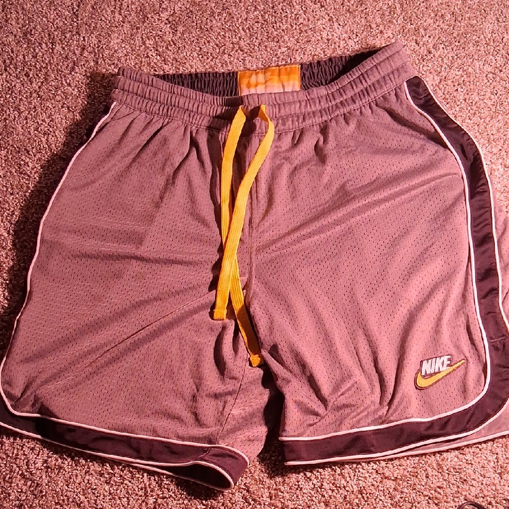 VINTAGE Y2K Nike Men's Gray Shorts with pockets!